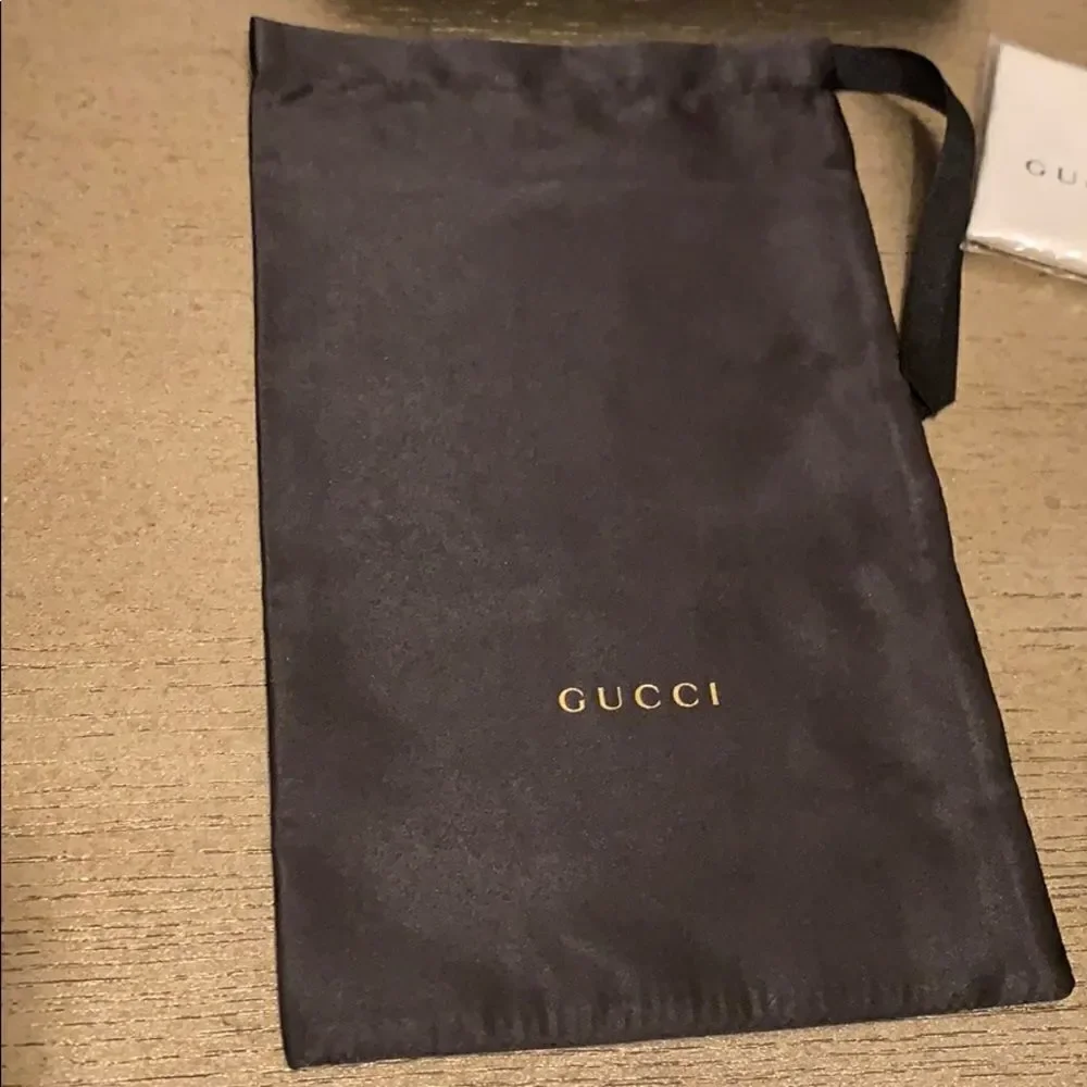 Gucci sunglass valves case & satin dust bag dust c